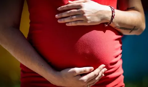 Aumento de embarazos adolescentes requiere atención; tasa de fecundidad ha aumentado 15%