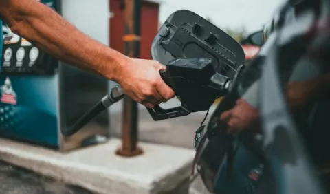 Precios de la gasolina y el diésel se disparan y rebasan los 4 dólares