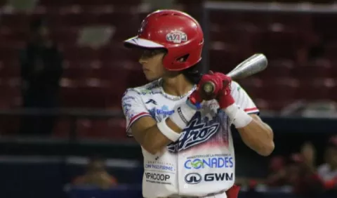 Yeremy Lezcano, Jonathan Polo y Luis Rivera se disputan el bateo en el béisbol mayor