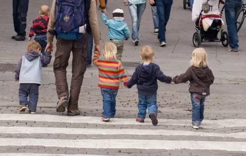 Criar un niño en EEUU cuesta 245 mil dólares