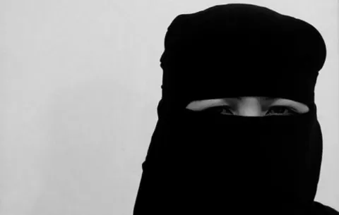 Televisión saudí se disculpa por la aparición de una presentadora sin velo