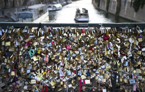 París propone "selfies" para acabar con los "candados del amor"