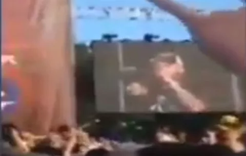 VIDEO Roquero para su concierto y salva adolescente de unos "hijos de p" que la monoseaban