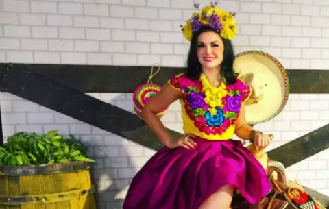 Presentadora mexicana pierde los estribos y agrede a mariachis 