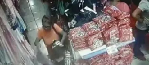 Captan en plena acción a una abuela carterista en un centro comercial de Bugaba