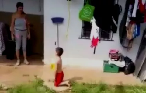 Abuela que puso de rodillas a sus nietos bajo el sol, es castigada por las autoridades
