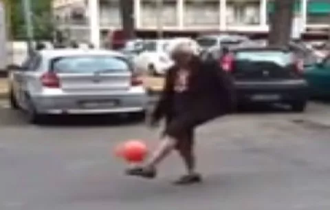 Abuelita Freestyle causa sensación en internet