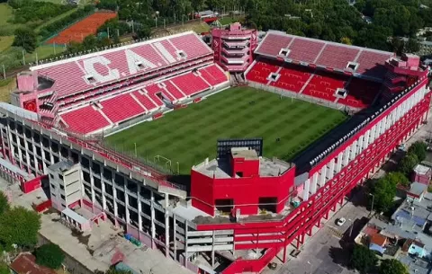Infierno que vivieron jóvenes futbolistas en Independiente queda expuesto en un libro