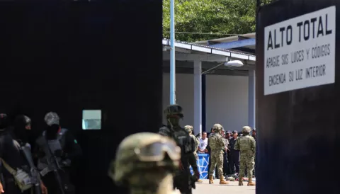 Las Fuerzas Federales desarman a la policía local de  Acapulco
