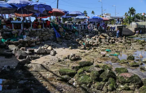 Playas del balneario mexicano de Acapulco quedan al desnudo por contracción del mar