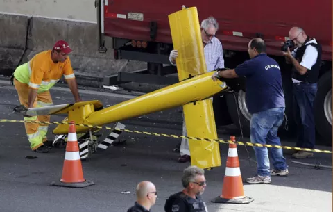 Helicóptero se estrella en una carretera de Sao Paulo, se reportan dos víctimas
