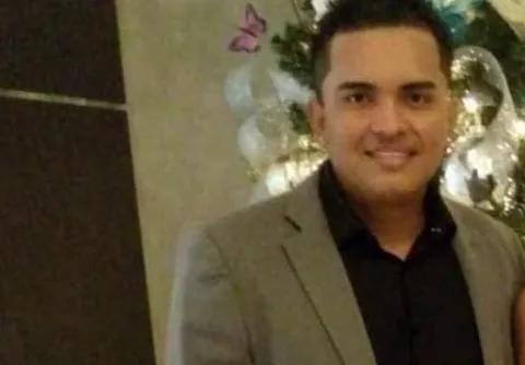 Le lanza ácido a su pareja, se toma las sobras y termina muerto