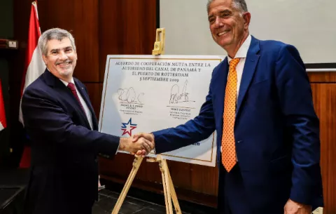  El Canal de Panamá firma un acuerdo con el Puerto de Róterdam para promover el comercio