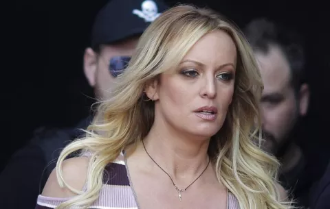 Actriz porno que demandó a Donald Trump, ahora tendrá que pagarle unos  $293,000 