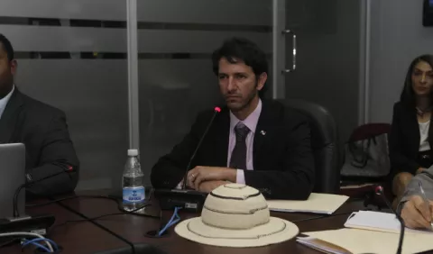 Diputado Raúl Pineda reclama a jefe de turismo por proyecto para pasajeros en tránsito