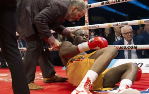 Boxeador permanece en coma, luego de ser noqueado