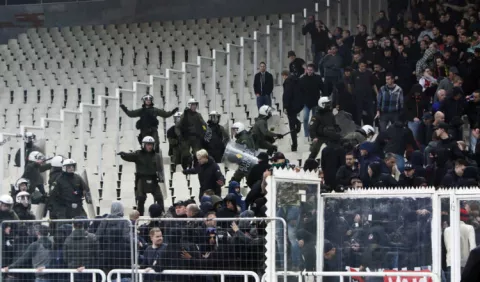 ¡Salvajes! Cócteles molotov y bengalas y dejan varios heridos en un estadio en Grecia 