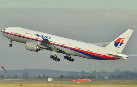 Malaysia Airlines evita confirmar si su avión cayó