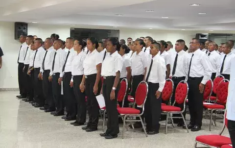 Unos 74 agentes penitenciarios reciben su certificado