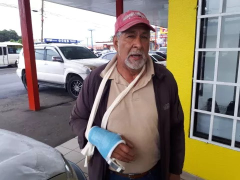 Estudiantes le dan golpiza a inspector en Colegio Secundario de Volcán
