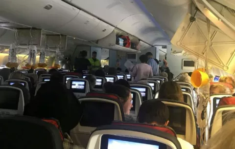 Pérdida de altura en vuelo lanzó a pasajeros de avión contra el techo: 37 heridos