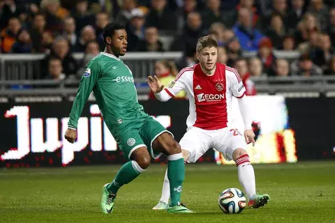 El líder Ajax derrota al Groningen con apuros 