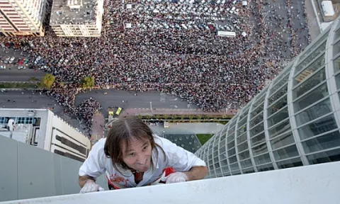  El "Spiderman francés" escala un rascacielos de 186 metros 