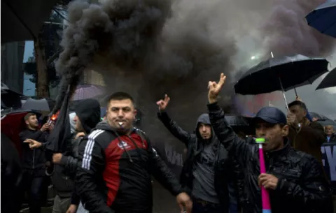 Miles de manifestantes marchan bajo la lluvia contra el Gobierno en Albania