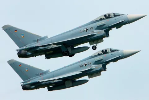 Dos aviones cazas Eurofighter chocan en el aire en Alemania 