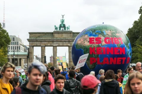 Europa se manifiesta por el clima mientras Alemania anuncia millonaria inversión