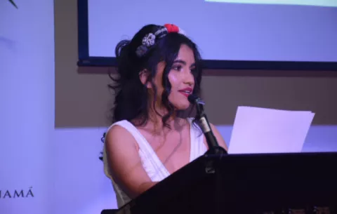 Alessandra Monterrey Santiago y la poesía, una antigua conocida suya