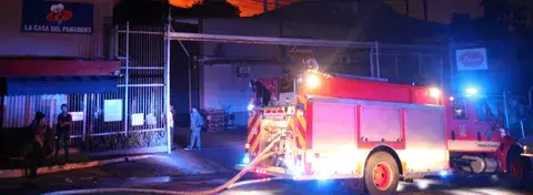Fuego consume bodegas del Grupo Rey
