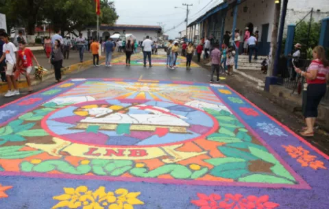 Coloridas alfombras adornan el Corpus Christi en la región de Azuero