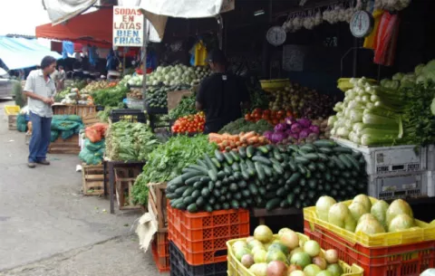 Precios de verduras y vegetales se disparan en el Mercado de Abastos
