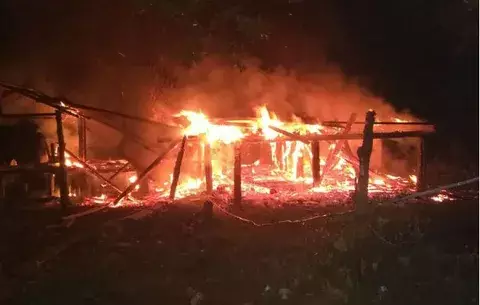 Fuego consume vivienda en el sector de Punta Domingo, Almirante, Bocas del Toro
