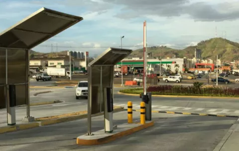 Centros comerciales no se deciden a cobrar por los estacionamientos