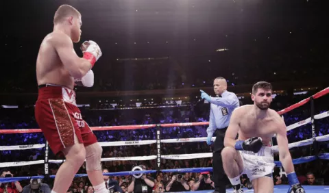 "Canelo" Álvarez  logra tercer título mundial al vencer a Rocky Fielding
