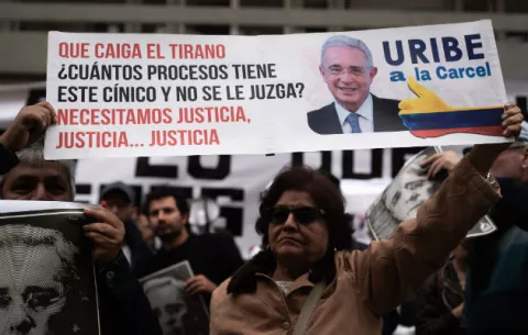 Álvaro Uribe entra a la Corte Suprema para indagatoria en su caso más complicado
