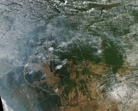 Arde Amazonía: el pulmón del mundo en llamas; el presidente brasileño culpa a las ONG
