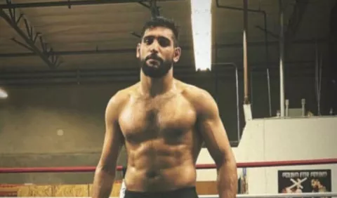 Amir Khan hace flotar una botella a punta de golpes