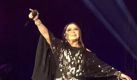 Lanzan sombrero al rostro de Ana Gabriel 