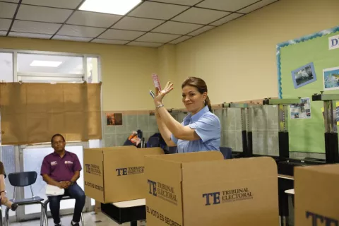 Ana Matilde Gómez olvidó su cédula al momento de votar