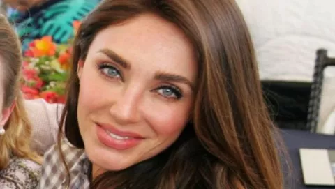Anahí muestra el rostro al natural