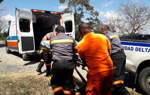 Encuentran con vida a un adulto mayor que cayó en un barranco en San Carlos