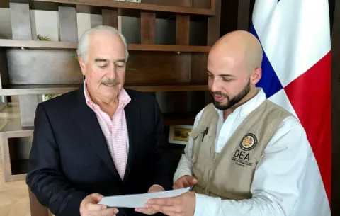 Expresidente colombiano Andrés Pastrana llega a Panamá para elecciones del 5 de mayo