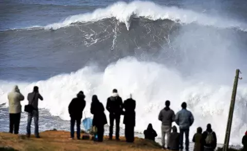 Surfea olas de 25 metros de altura y sobrevive