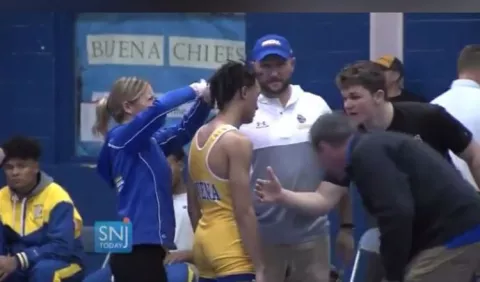 Árbitro obliga a un atleta quitarse las rastas para poder competir
