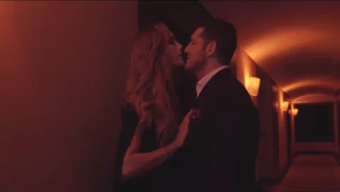 Ángela Ponce en sensuales escenas con cantante español
