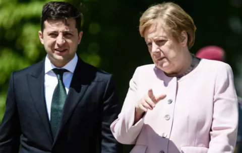 Escena de Ángela Merkel con un ataque de temblores, provocado por la deshidración, dan la vuelta al mundo