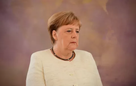 Merkel vuelve a sufrir un visible temblor corporal en un acto en Berlín